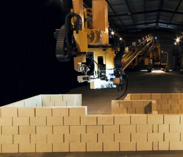 Ce robot-maçon construit (tout seul) une maison en 2 jours