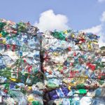 Bouteilles plastiques en attente de recyclage.