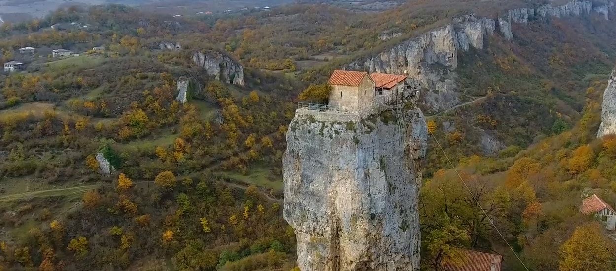 Vertige : cette maison est perchée au sommet d'un rocher de 40 mètres