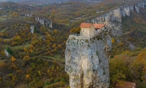 Vertige : cette maison est perchée au sommet d'un rocher de 40 mètres