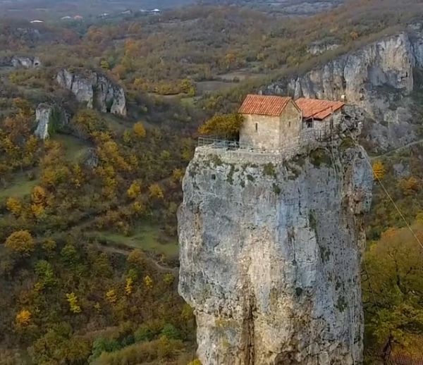 Vertige : cette maison est perchée au sommet d'un rocher de 40 mètres