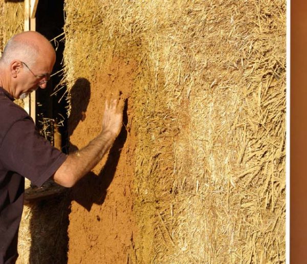 Et si vous utilisiez la terre de votre jardin comme enduit pour vos murs ?