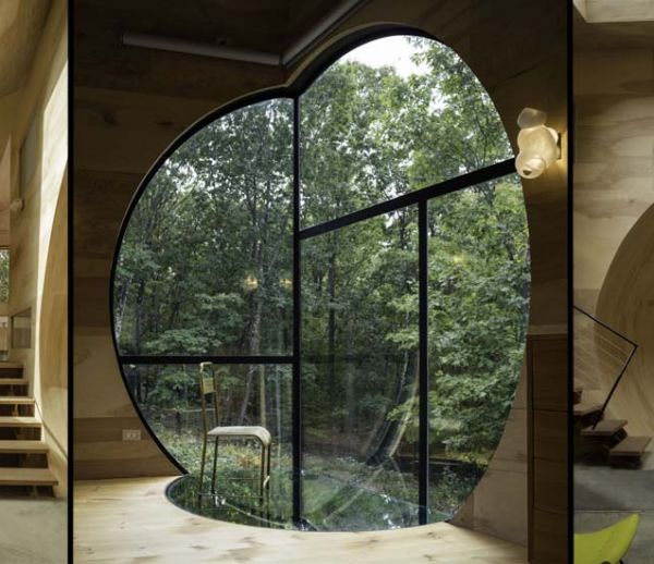 La géométrie fascinante de cette maison en bois va vous faire tourner la tête
