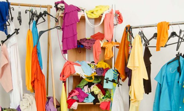 10 astuces pour ranger ses vêtements du jour et les empêcher de traîner partout