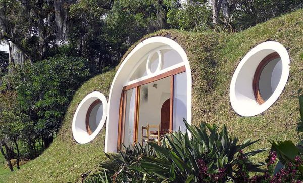 Ces maisons de Hobbits sont fabriquées avec du plastique recyclé