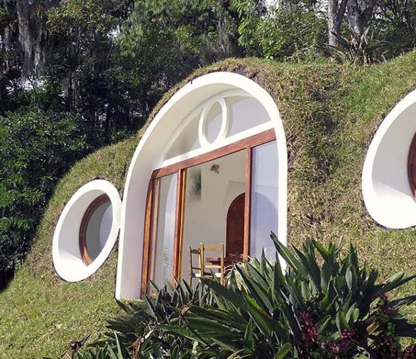 Ces maisons de Hobbits sont fabriquées avec du plastique recyclé