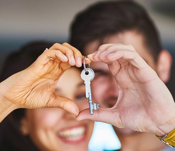 Acheter une maison, une grande preuve d'amour... plus que le mariage ?