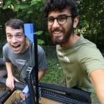 À droite, Rory Aronson, l'inventeur du robot jardinier en open source.