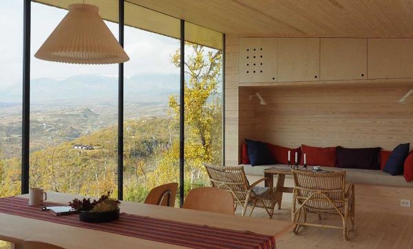 Cette maison en bois minimaliste est dotée d'une vue extraordinaire