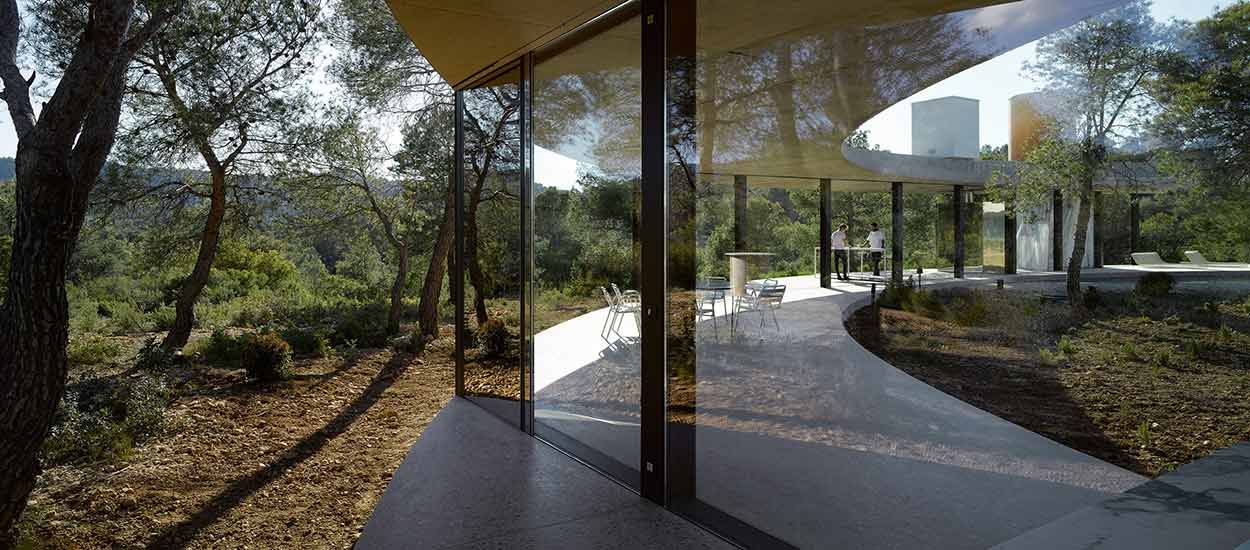 Avec son architecture atypique, cette maison circulaire se fond dans la forêt