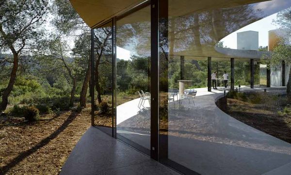 Avec son architecture atypique, cette maison circulaire se fond dans la forêt
