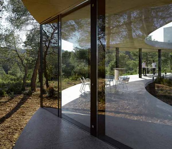 Avec son architecture atypique, cette maison circulaire se fond dans la forêt