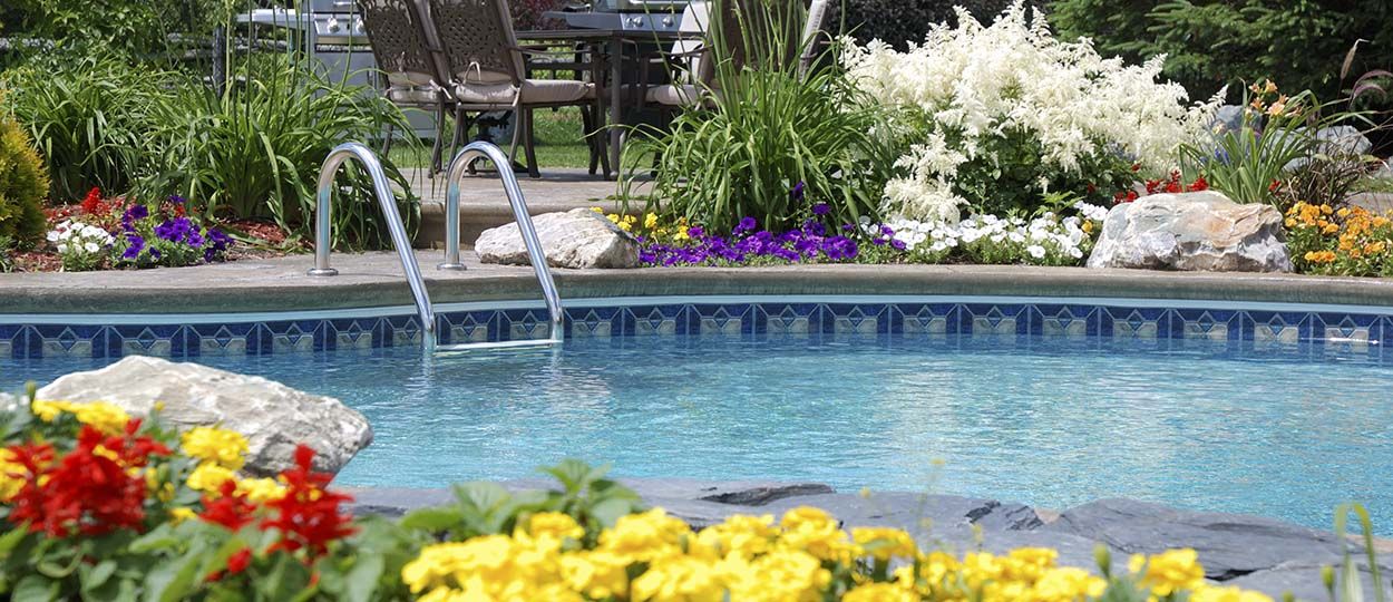Comment fleurir sa piscine sans avoir de saletés ?