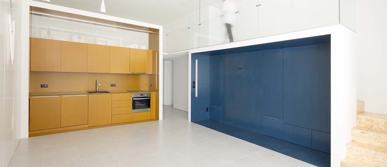 Ces deux blocs colorés renferment une cuisine tout équipée et une chambre