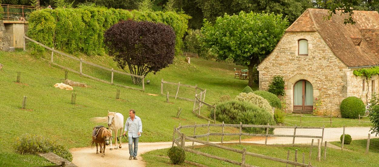 Ce passionné a reconstruit pierre par pierre tout un village typique du Périgord