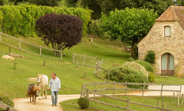 Ce passionné a reconstruit pierre par pierre tout un village typique du Périgord