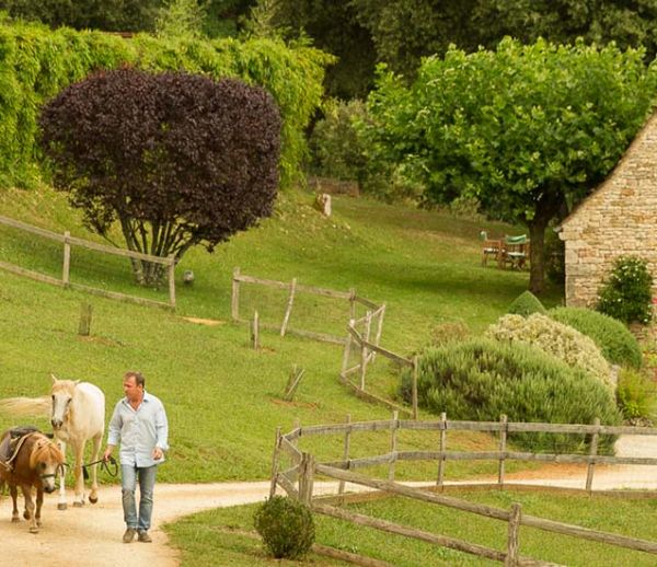 Ce passionné a reconstruit pierre par pierre tout un village typique du Périgord