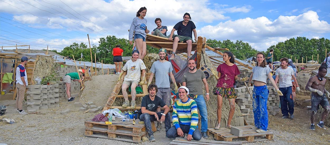 Maison écolo : 500 étudiants construisent une ville éphémère en terre crue