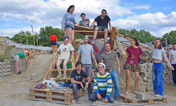 Maison écolo : 500 étudiants construisent une ville éphémère en terre crue