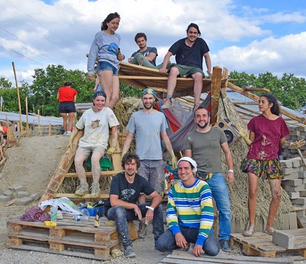 Maison écolo : 500 étudiants construisent une ville éphémère en terre crue