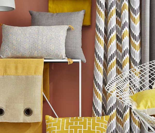 Sélection de coussins tendance jaune miel pour une déco ensoleillée !