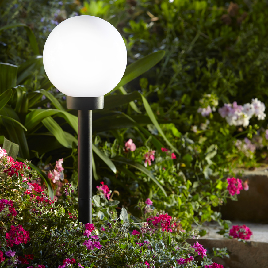 Quelle lampe solaire installer dans son jardin pour éclairer la nuit ?