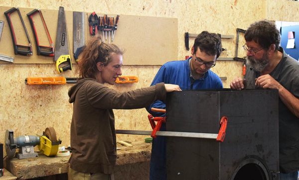 Une semaine pour fabriquer leur poêle à bois : ils relèvent le défi