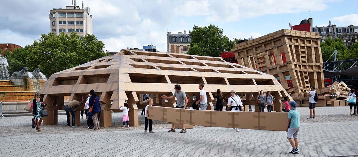Une ville en carton prend forme en plein Paris et vous pouvez la construire