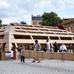 Construction de la ville éphémère en carton, à La Villette, à Paris.