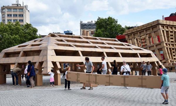 Une ville en carton prend forme en plein Paris et vous pouvez la construire