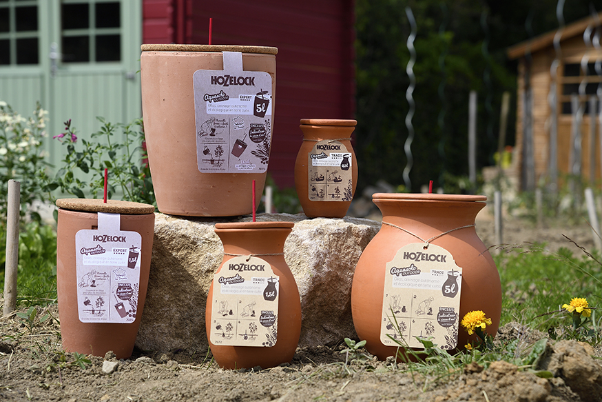 Des oyas, pots en terre cuite pour arroser le jardin en goutte à goutte