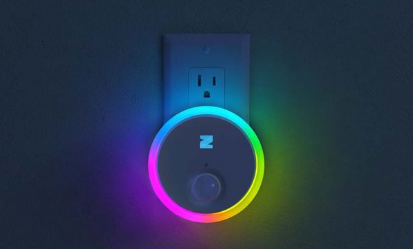 Cette veilleuse connectée détecte les mouvements inhabituels et retrouve vos objets perdus