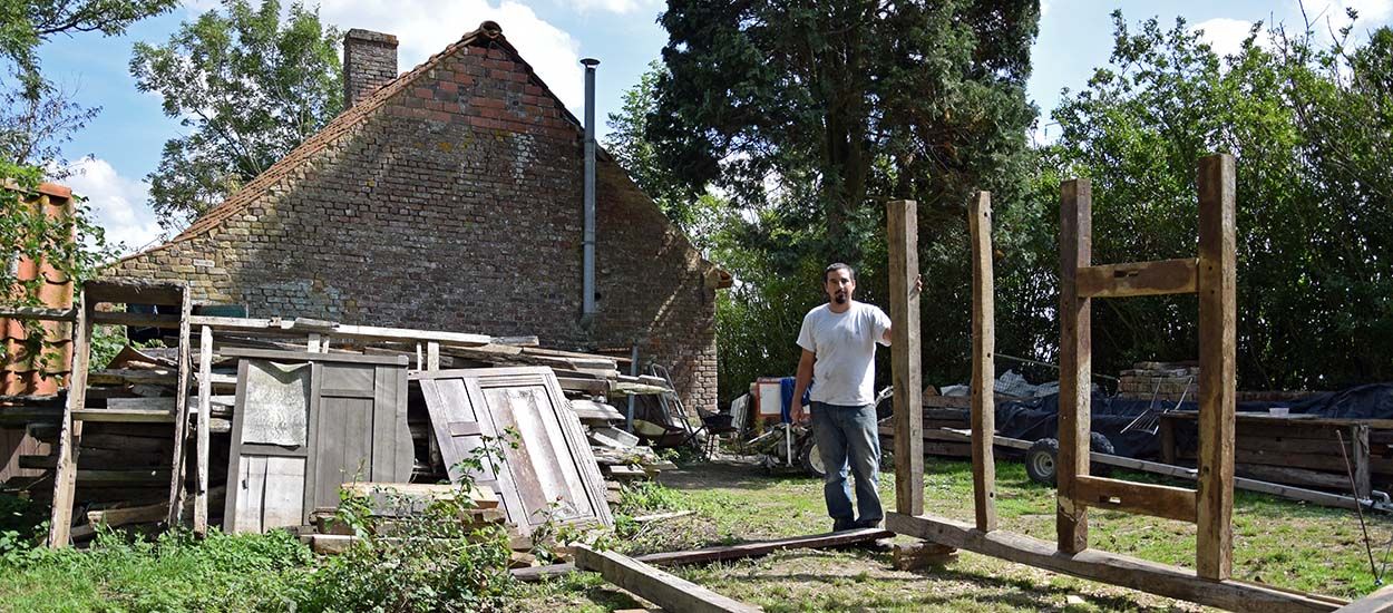 Fabien, 33 ans, restaure sa maison à l'ancienne, sans électricité