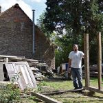 Fabien Patoor devant la maison qu'il restaure, en août 2017.