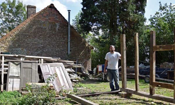 Fabien, 33 ans, restaure sa maison à l'ancienne, sans électricité