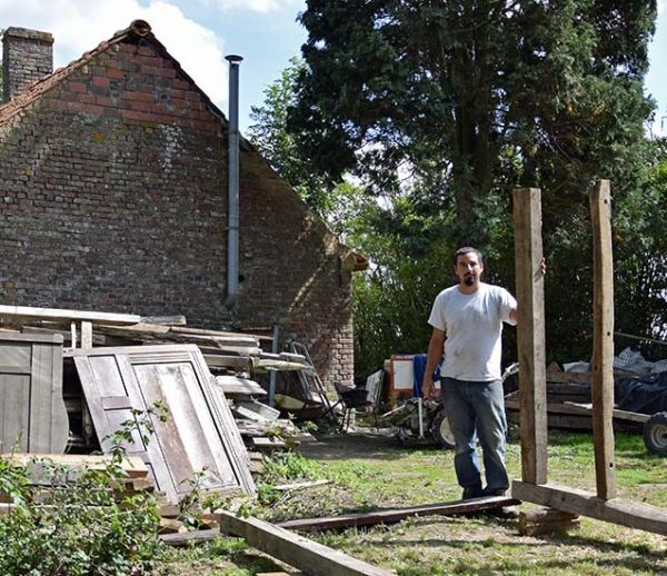 Fabien, 33 ans, restaure sa maison à l'ancienne, sans électricité