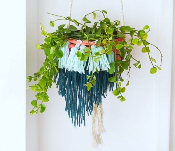 Tuto : Customisez un cache-pot avec du tissage pour des plantes suspendues ambiance bohème