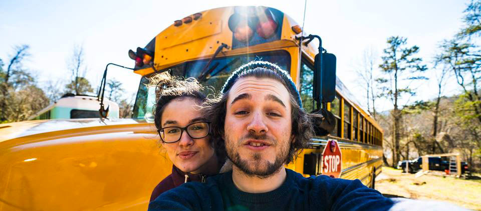 Ils ont fait de ce bus scolaire leur maison pour traverser tout le continent nord-américain