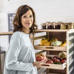 Marie Cochard devant son garde-manger et arrosant le "frigo du désert".