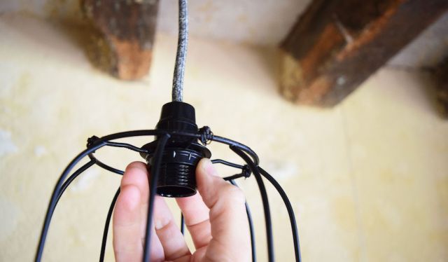 Comment fabriquer une suspension avec une carcasse d'abat-jour