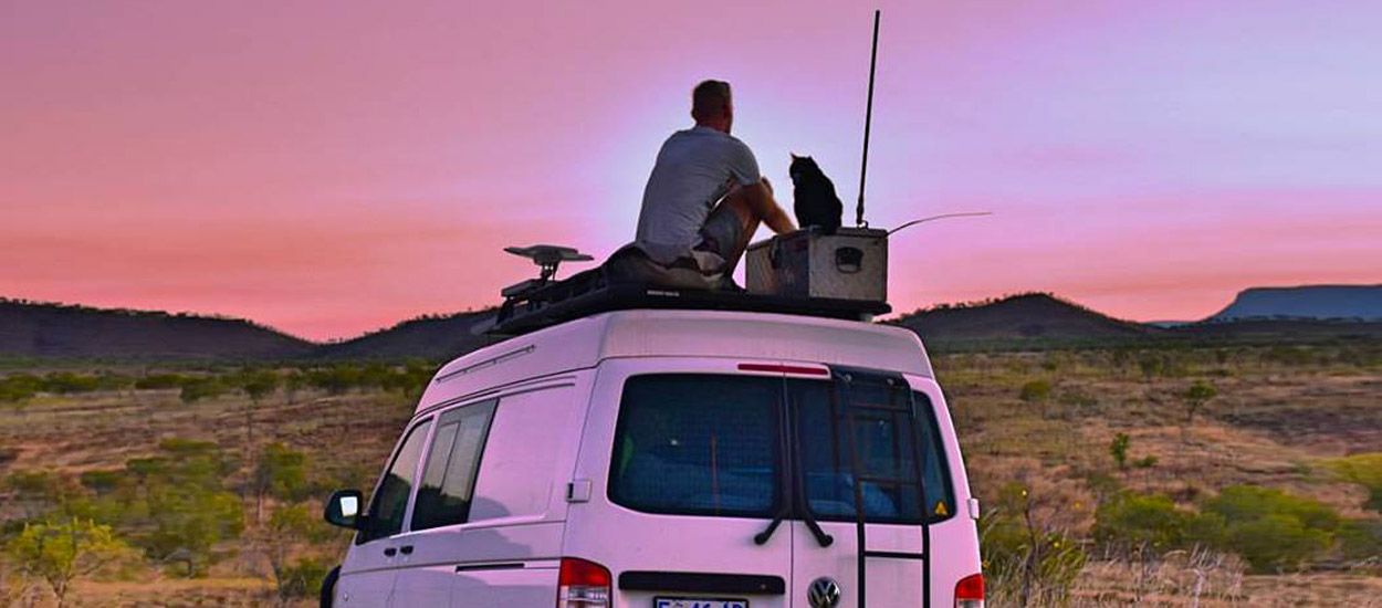 Il fait le tour de l'Australie avec sa chatte Willow à bord d'un van