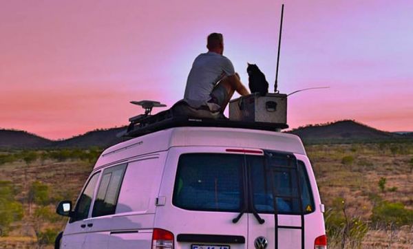 Il fait le tour de l'Australie avec sa chatte Willow à bord d'un van