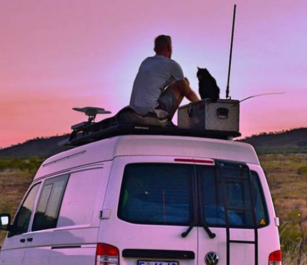 Il fait le tour de l'Australie avec sa chatte Willow à bord d'un van