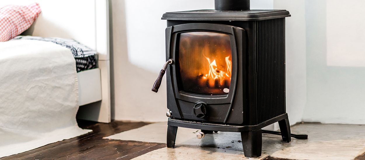 Tout ce qu'il faut savoir avant d'installer un poêle à bois dans un appartement