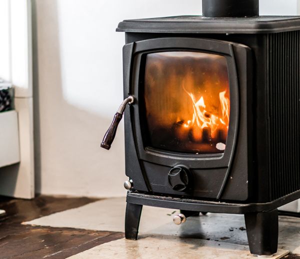 Tout ce qu'il faut savoir avant d'installer un poêle à bois dans un appartement