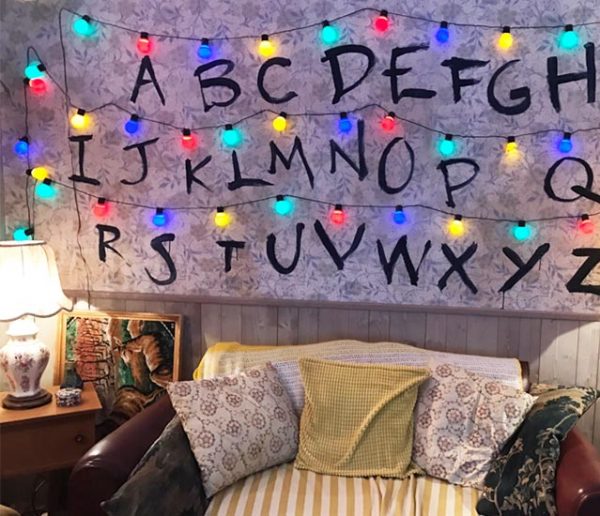 4 accessoires indispensables pour redécorer votre salon façon Stranger Things