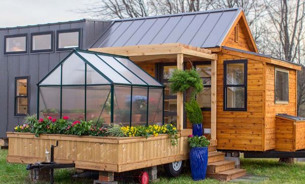 Cette tiny house surprenante est dotée d'une terrasse privée sur roues !