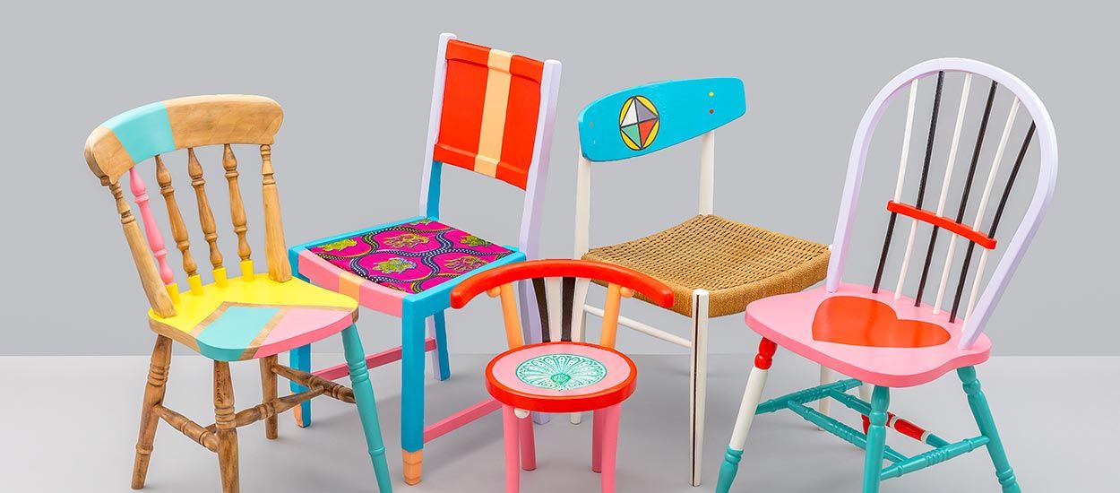 Ce designer redonne de magnifiques couleurs à ces chaises récupérées
