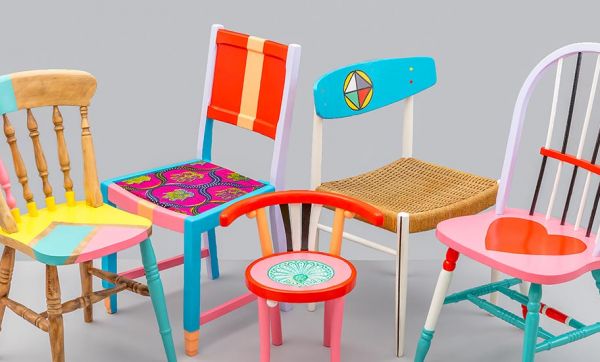 Ce designer redonne de magnifiques couleurs à ces chaises récupérées
