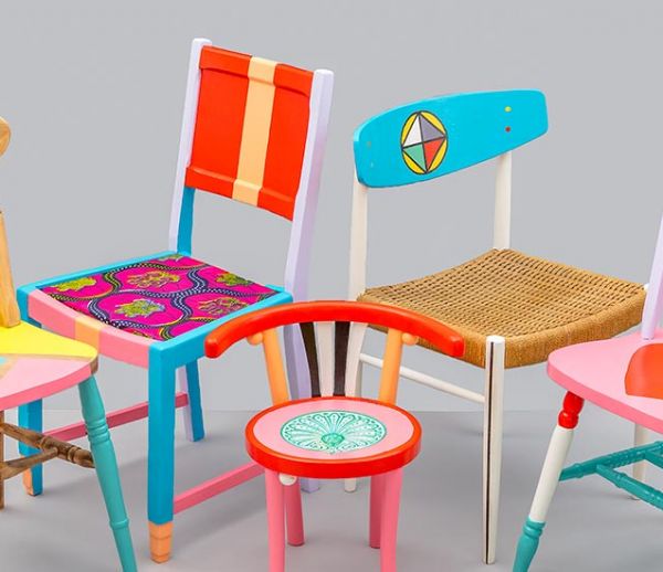 Ce designer redonne de magnifiques couleurs à ces chaises récupérées